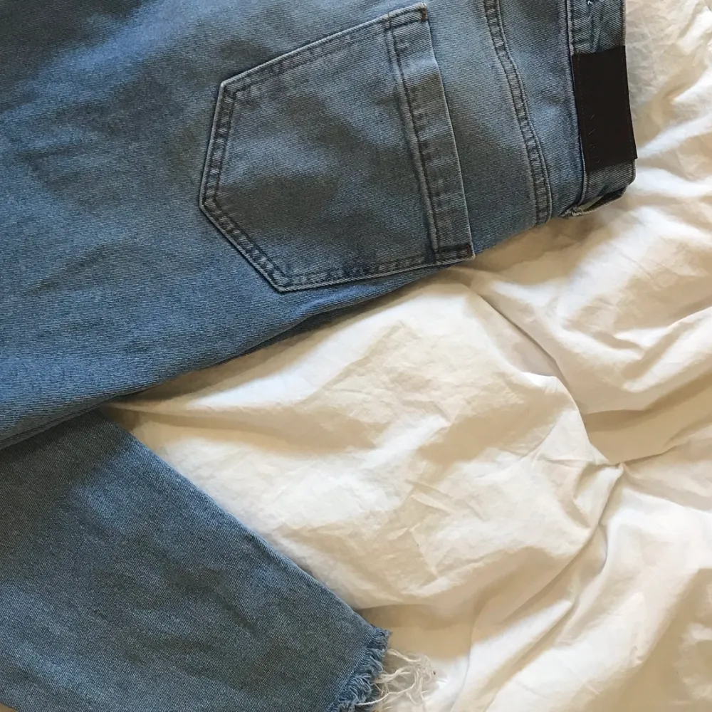 Ett par väldigt fina jeans från nakd!                                            Dem sitter perfekt på mig som är 165 cm lång och dem är knappt använda.. Jeans & Byxor.