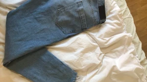 Nakd jeans - Ett par väldigt fina jeans från nakd!                                            Dem sitter perfekt på mig som är 165 cm lång och dem är knappt använda.