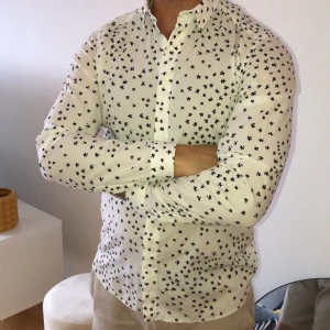 Kenzo skjorta  - I mycket fint skick med snygga detaljer . Nypris 2200. Mitt pris : 700:-. Fraktkostnad tillkommer. Pris kan diskuteras vid snabb affär 