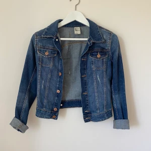 Jeansjacka - Kan mötas i Örebro, annars står köparen för frakten🌸