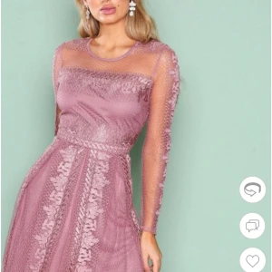 Vacker klänning från nelly  - Jätte fin klänning från nelly helt ny då lappen sitter kvar. Storlek: 38 Nypris: 299