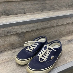 VANS - Säljer dessa fina vans, som jag använd ett par gånger! Lite smutsiga men tvättar såklart innan köp! + frakt!