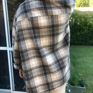 Rutig jacka - Populär rutig jacka, säljer endast pga att jag ej får användning av den. Den är i bra skick. Köparen står för frakten