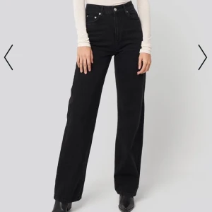 svarta högmidjade jeans - sjukt snygga jeans som är raka i benen & höga i midjan. perfekta, men tyvärr för små för mig <\3 nypris är 599, & de är aldrig använda.