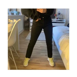Jeans - Säljer dessa trendiga jeans köpta här på Plick men som tyvärr var för små på mig, därav lånade bilder från förra ägaren. Jeansen är i bra skick!