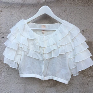 Supergullig croptop från h&m - Croptop från H&M med fina detaljer. Använd ett fåtal gånger så är i nyskick. 100% bomull. Köparen står för frakt. 