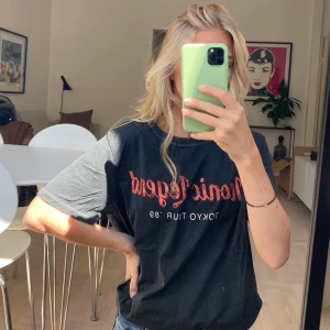 T-shirt med tryck  - Frakt tillkommer 63kr