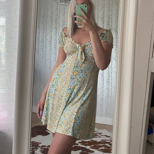 Blommig klänning  - En super fin oanvänd klänning från asos som är slutsåld p hemsidan. Jag är 176 cm 🌷