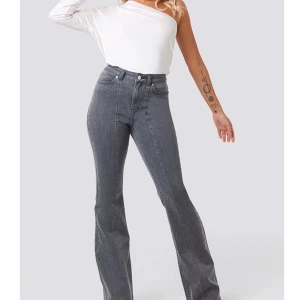 Nakd bootcut jeans st 34 - Gråa bootcut jeans från AFJ x Nakd. Använda en gång så är i bra skick. Köparen står för frakten! 💞