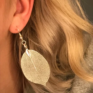 Löv örhängen - Silvriga örhängen i form av löv, endast använda 1 gång💕 