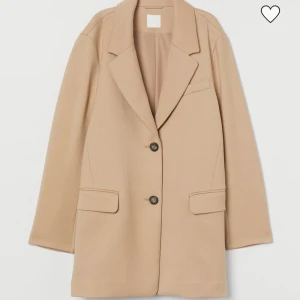 Beige kappa  - Super snygg kappa från H&M! Köptes förra hösten men är i ett mycket bra tillstånd. Jag som 165 är den lite lång i armarna men man kan ha en tjock tröja under utan problem. Betalning via swish🌸