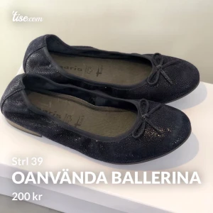 Oanvända ballerina från Tamaris strl 39 - Svarta med skimmer. Fint för fest!