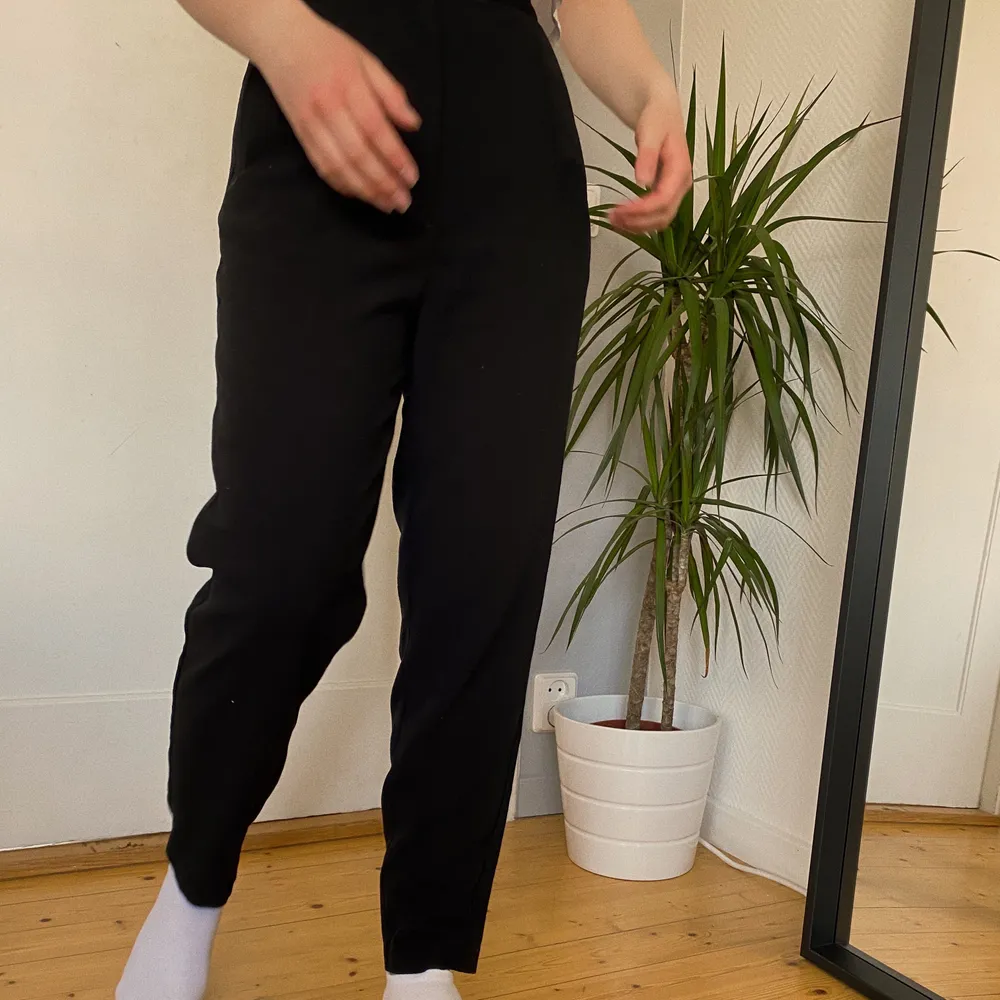 Superfina kostymbyxor från weekday! 🥰 Säljer pga för stora. Bra skick! . Jeans & Byxor.