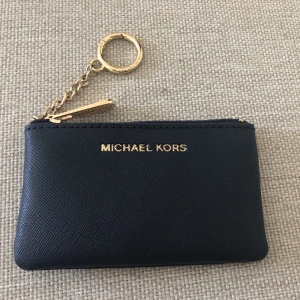 Michael Kors Plånbok Nyckelhållare  - Jätte fin plånbok för den lilla party väskan, den håller korten och pengarna. Fri frakt 