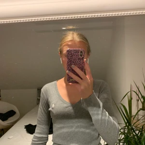 Ralph Lauren tröja - Väldigt fin grå långärmad från Ralph Lauren. Märke på bröstet. Fin V-rigning. 💘💕 sparsamt använd