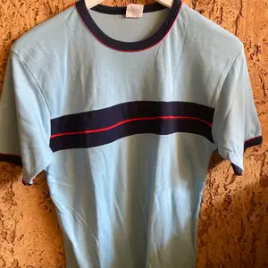 T-shirt från 80-talet, jättemjuk och skön. ❣️ Notera: den ljusblåa färgen är betydligt mer klar i verkligheten än vad som syns på bilderna! 🌟 Frakt betalas av köparen, hör av er vid frågor! ✨