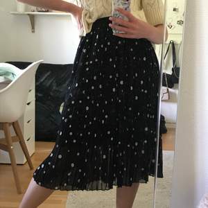 Säljer nu denna snygga och populära kjolen från NAKD i storlek XS. Superfin nu till sommaren men säljs för att den inte längre kommer till användning:(. Frakt betalar köparen. 