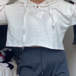 Vit cropad hoodie  - En fin cropad hoodie från primark. Använd för ett tag sen så säljs för att den inte kommer till användning. Jättefint sick. Väldigt skön. Du står för frakt om du väljer det. Kan diskutera både pris och byten. Skriv privat för fler bilder och mer info🥰🥰