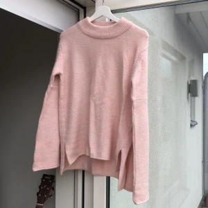 Stickad tröja från Gina Tricot - Säljer en mjuk stickad ströja från Gina Tricot🌸💫 Tröjan är aldrig använd då den tyvärr inte föll mig i smak. Storleken är XS men passar mig som är S
