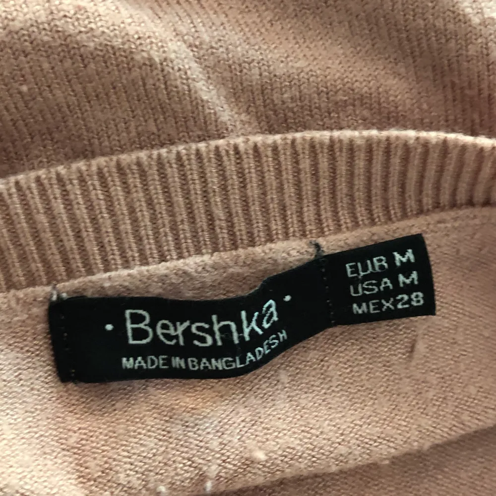 Jag säljer den här gulliga rosa långärmade tröjan från Bershka! Säljer pga kommer inte till användning! Tröjan är i Storlek M men skulle säga att den är mer som en S. Frakt tillkommer, 44kr (totalt 99kr) . Toppar.