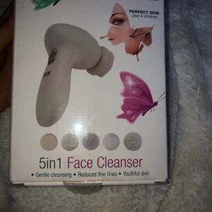 Face cleanser - En ansiktsrengörare med batteri i. En mjuk borste, en rullmassageapparat, make up svamp, mjuk latexsvamp samt tillbehör för grov polering. Återfuktar, peelar och rengör. Två inställningar: high och low.  Använts ett fåtal gånger men rengjorts ordentligt!