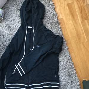 Marinblå/ svart hoodie, kan mötas eller frakt (köparen står för frakten) 