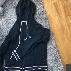 Hoodie - Marinblå/ svart hoodie, kan mötas eller frakt (köparen står för frakten) 