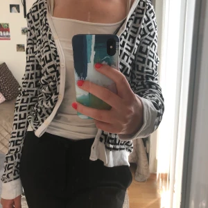 Mönstrad cardigan - Superfin svartvit kofta. Möts upp eller fraktar.