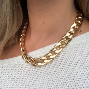 Guldkedja - Jättefin guldfärgad kedja, köpt på glitter. Aldrig använd så den är som ny! ✨✨Köpare står för frakt! 