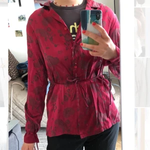 Skjorta - Skjorta som kan knytas på flera olika sätt, superfin öppen också. Storlek står inte på lappen men skulle säga att den är en S/M