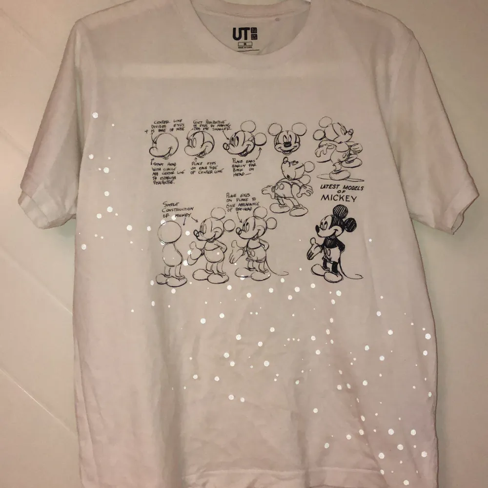 Supercool tröja med vita ”prickar” som reflekterar ljus! Köpt på uniqlo i Japan, alltså ej tillgänglig i Sverige! Bra skick, lätt använd.. T-shirts.