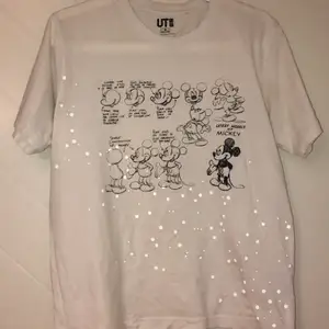 Supercool tröja med vita ”prickar” som reflekterar ljus! Köpt på uniqlo i Japan, alltså ej tillgänglig i Sverige! Bra skick, lätt använd.