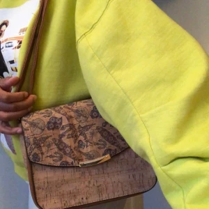 Träaktig väska - Super gullig! Axelväska, medelstor! Frakt tillkommer 