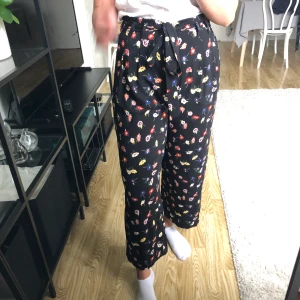 Byxor zara - Blommiga byxor zara! Strl S men passar nog både en S och M. Pris inkl frakt. 