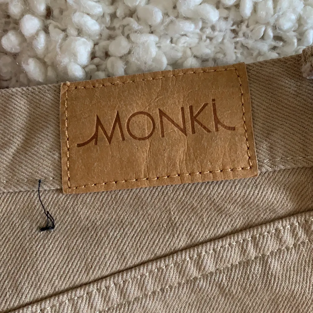 Balla byxor från monki, säljer pga av de inte kommer till användning mer, priset kan sänkas vid snabb affär. Nypris 400kr, frakt står köparen för💕. Jeans & Byxor.