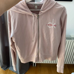 Calvin Klein kofta i puderrosa - Puderrosa kofta från Calvin Klein, inköpt i USA. Sparsamt använd och jättefin.