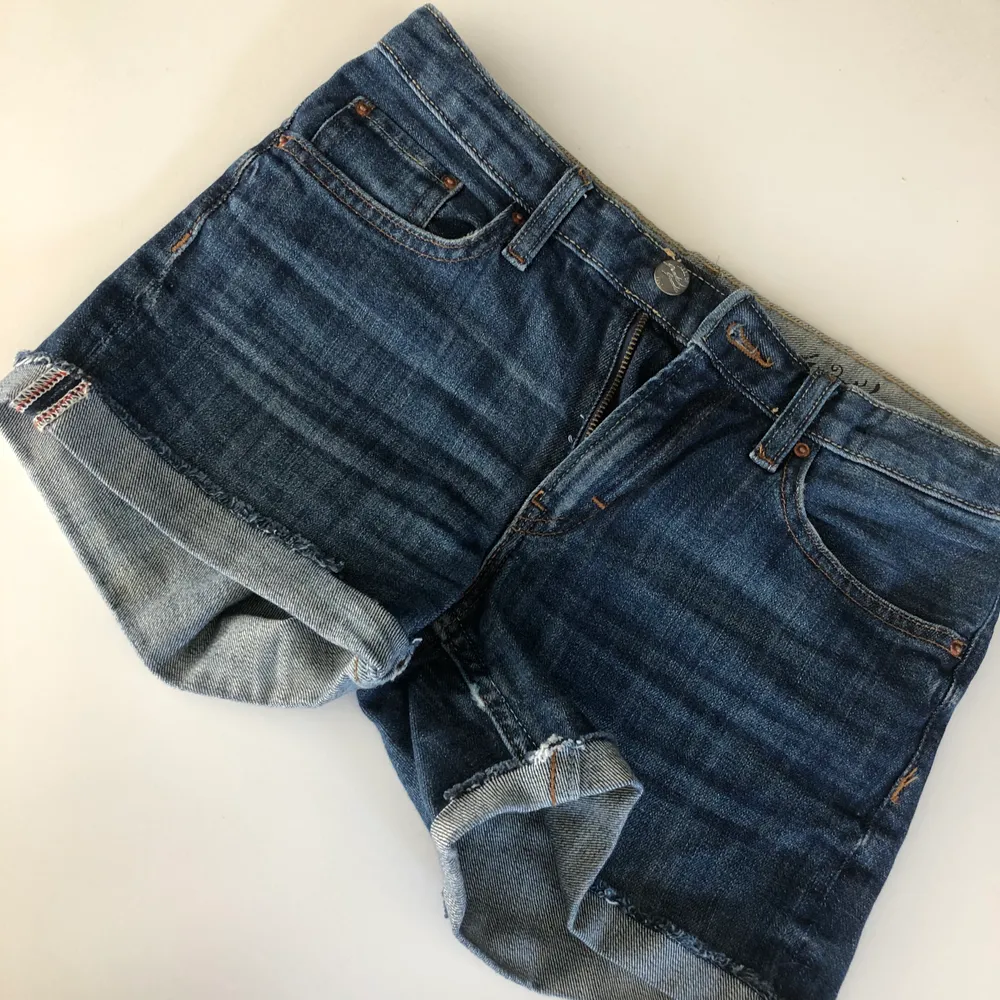Jättesnygga blåa jeansshorts som passar bra nu till sommaren. Väldigt basic så det är snyggt att klä upp med tillexempel en fin sommarblus💓. Shorts.