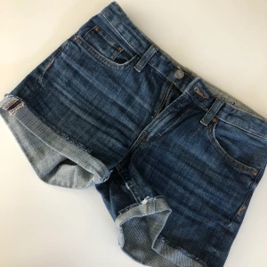 Jeansshorts  - Jättesnygga blåa jeansshorts som passar bra nu till sommaren. Väldigt basic så det är snyggt att klä upp med tillexempel en fin sommarblus💓