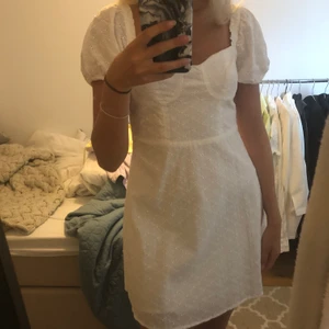 Vit broderad miniklänning, strl 38 - Jättesöt vit klänning med broderat mönster. Från pull and bear, använd 1 gång förra året på skolavslutning. Perfekt nu till sommaren! Frakt tillkommer, en aning liten i storleken då jag normalt har strl 36.