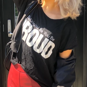 Svart t-shirt - T-shirt med tryck: ”Be original, be proud, be you”. Ett fint citat och passar bra till vardags. 