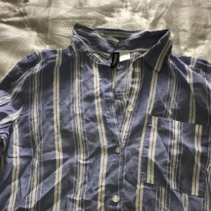 Skjorta - En skjorta från H&M. Som tyvärr inte kommer till användning. Frakt ingår 🖤