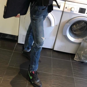 Håliga jeans - Skit coola håliga jeans från Zara, det är en populär boyfriend modell som är skit snyggt nu till sommaren med ett linne och sneakers💗 