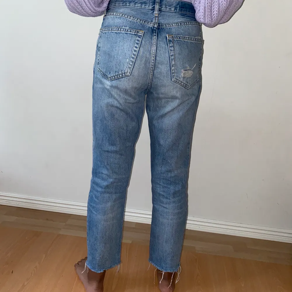Superfina boyfriend jeans från zara som köptes för några år sedan. Jag är 160 cm. Köparen betalar frakt på 35 kr🌟🌟. Jeans & Byxor.