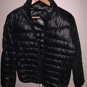 The North Face tunn jacka - Säljer den på grund av att den är för liten för min sambo. 