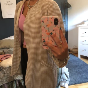 Rutig sommar jacka - Super söt rutig jacka. Köpt på second hand. Den är väldigt tunn men är super sygg att ha hoodie eller ett linne under. Den är som en storlek M men passar längd mässigt till de som är stl S fast lite bredaxlad men det är smakmässigt. Betalning via swish🌸