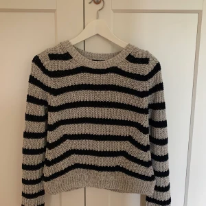 Stickad tröja  - Grå/svart randig stickad tröja från H&M. 100kr inklusive frakt.
