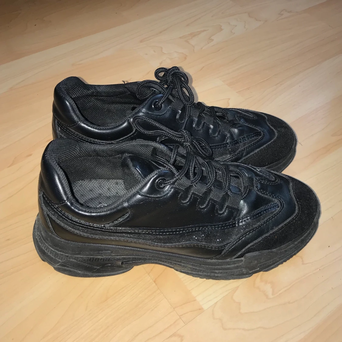 Tuffa svarta vintagesneakers med glitter - 91