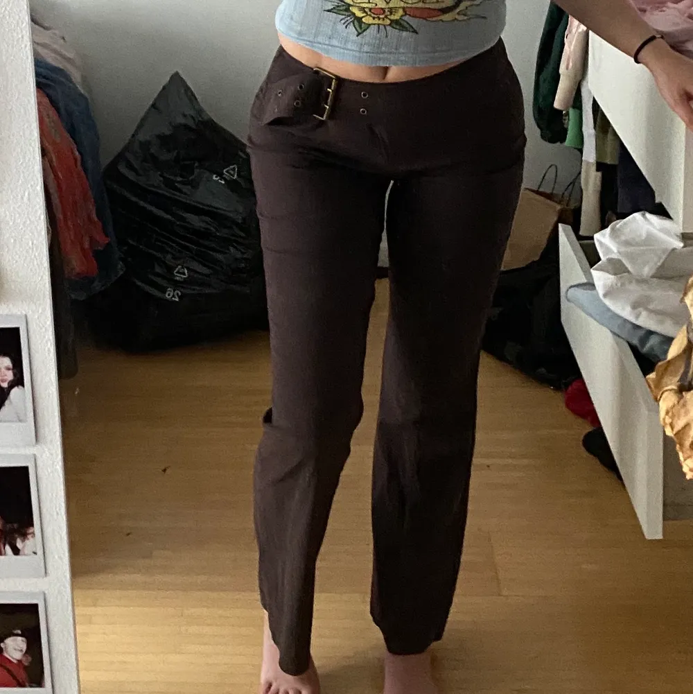 great dark purple/brown trousers that were bought secondhand. they fit we and i usually wear a S/M and am 170cm tall. shipping is 59kr. Jeans & Byxor.