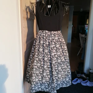 Fin sommarklänning  - En jätte söt sommarklänning med små fina blommor från Gina Tricot🌸 bild 3 visar den rätta färgen😊 Man kan knyta en söt rosett där bak lite hur man vill ha den🌸 (Frakt tillkommer) 