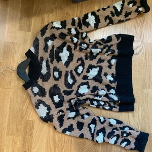 Tröja  - En jätte fin stickad tröja som är perfekt nu till sommaren och matcha till en kjol på sommarkvällen men kan även användas på vintern såklart. Frakt 70kr eller mötas upp🌸